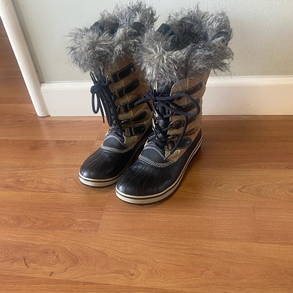 Sorel women’s Tofino quilted waterproof winter boots. size 9